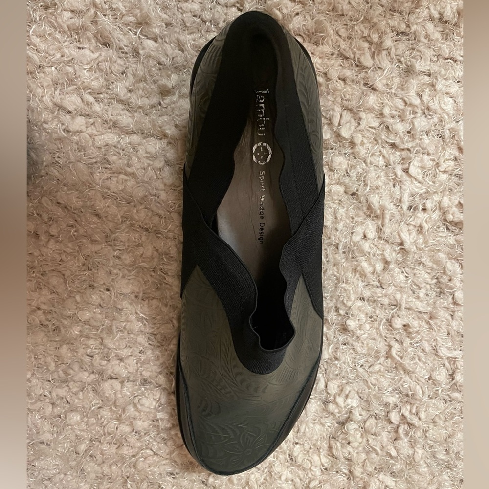 EUC! Jambu Embossed Leather Comfort Sport Wedge Black and Green Slip-On Clogs - Picture 6 of 11